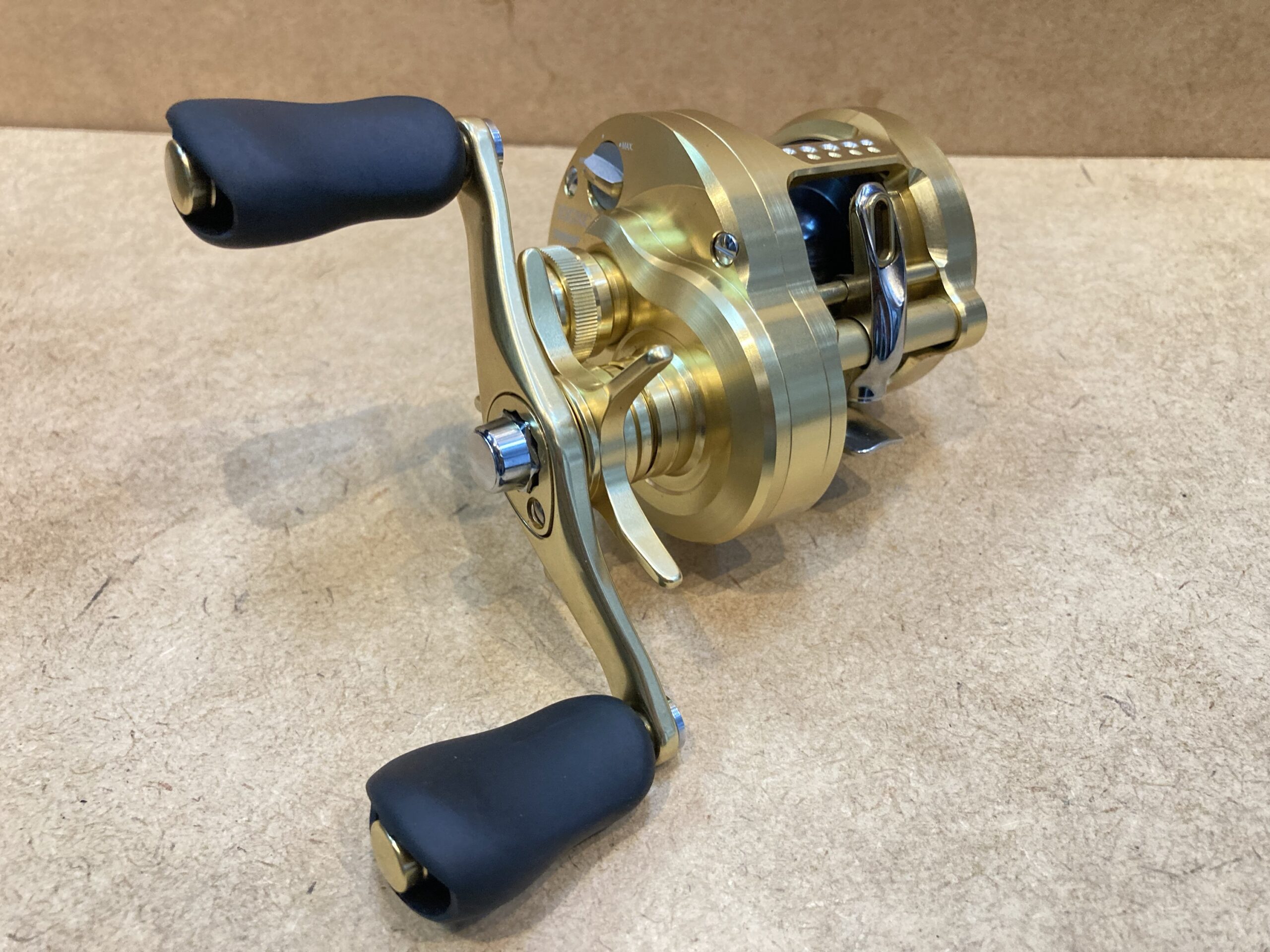 【新品未使用】シマノ 23 カルカッタコンクエストMD 300XG シマノ(SHIMANO) 23 カルカッタコンクエストMD 300XGLH 右