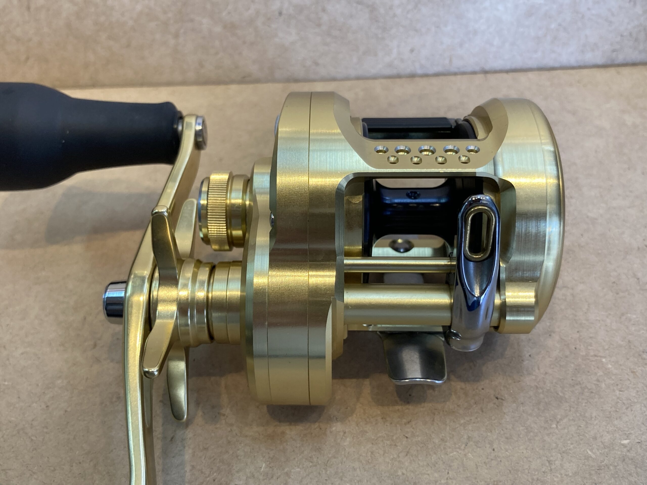 【新品・未使用】シマノ 23カルカッタコンクエスト MD300XGLH 新品】シマノ 23 カルカッタコンクエスト MD 300 XGLH - リユース