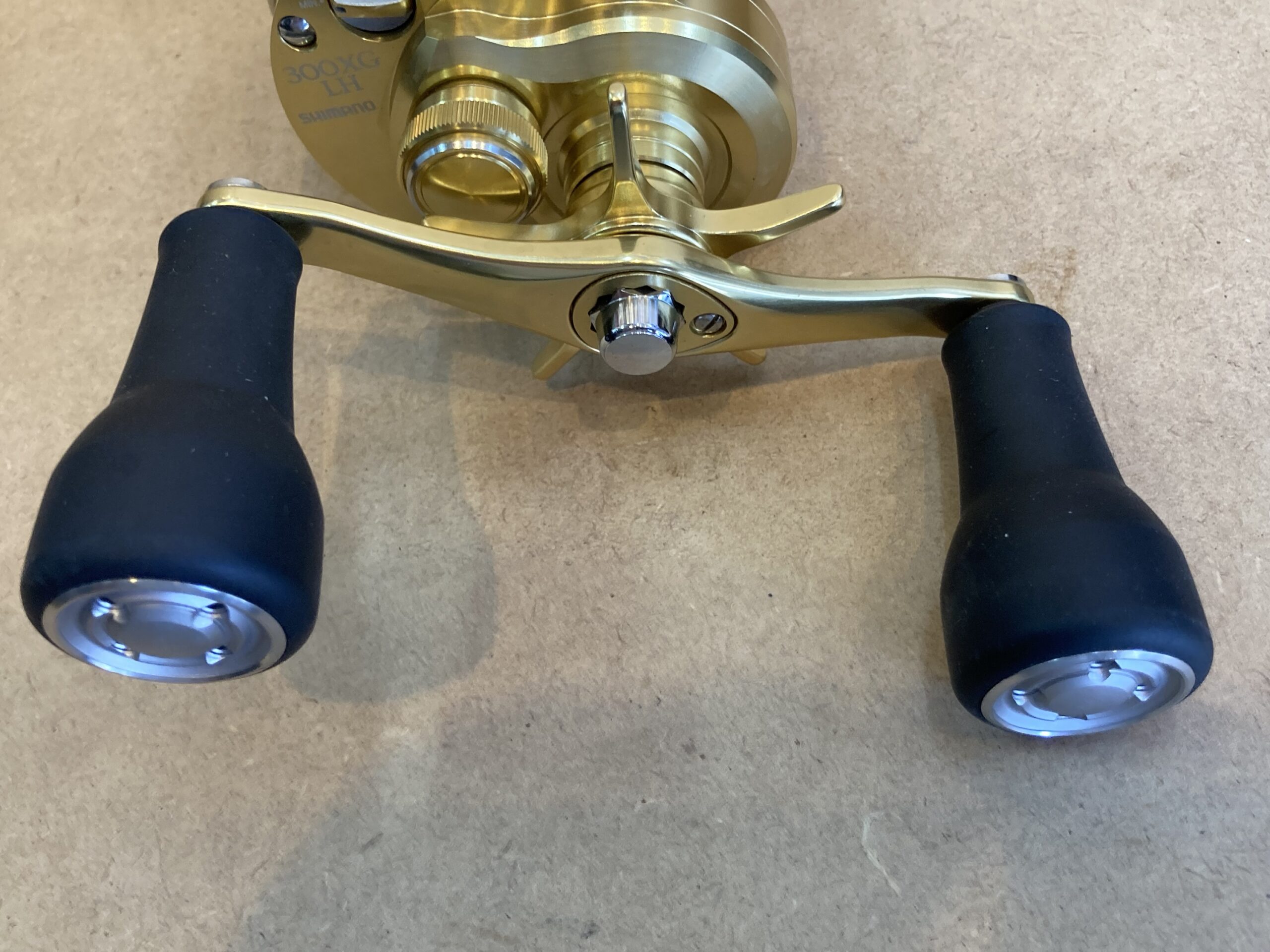 【新品・未使用】シマノ 23カルカッタコンクエスト MD300XGLH シマノ(SHIMANO) 23 カルカッタコンクエストMD 300XGLH 右ハンドル