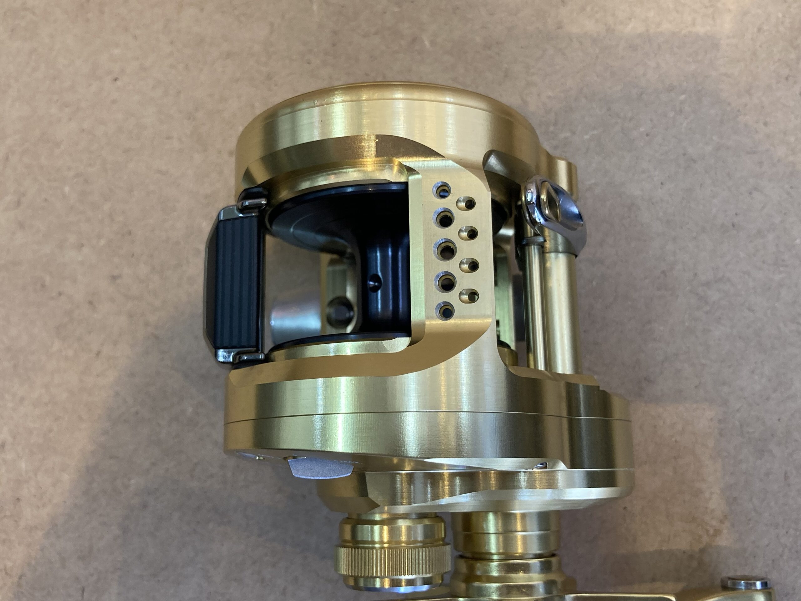 【新品・未使用】シマノ 23カルカッタコンクエスト MD300XGLH 新品】シマノ 23 カルカッタコンクエスト MD 300 XGLH - リユース